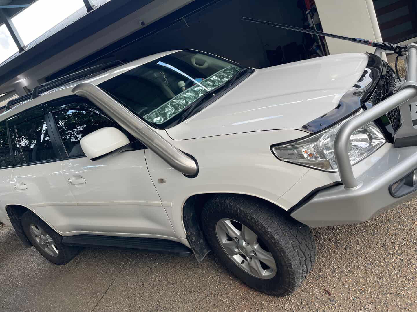 Canna Fabrication short-entry snorkel fitted to a white Toyota LandCruiser 200 Series — guard close-up